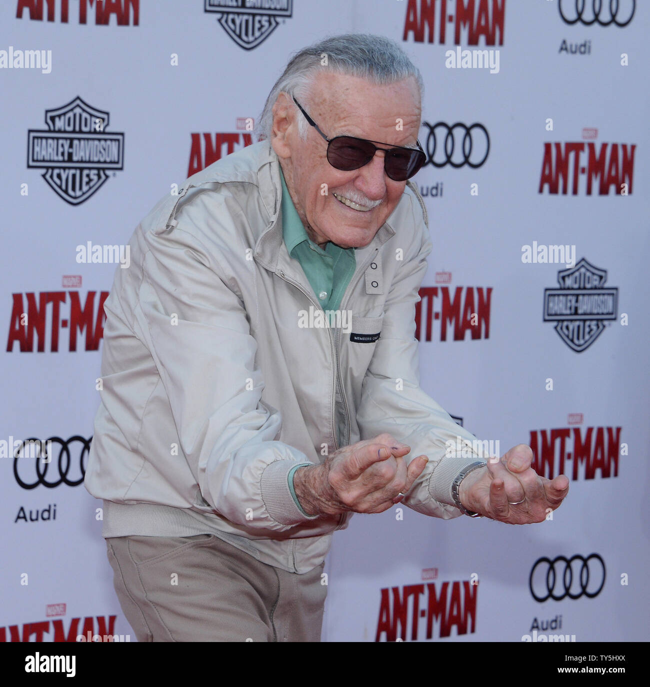 Comic Symbol Stan Lee bei der Premiere der Sci-Fi-Film "ant-man" an der Dolby Theatre in Hollywood" in Los Angeles am 29. Juni 2015. Lee besuchte die Premiere nach einem Notfall Reise in das Krankenhaus einen Tag früher. Die 92-jährige Comic Legende war am Sonntag von seinem Hollywood Hills nach Hause ins Cedars-Sinai Krankenhaus gebracht, entsprechend einem Artikel, der am Montag von TMZ.. Foto von Jim Ruymen/UPI Stockfoto