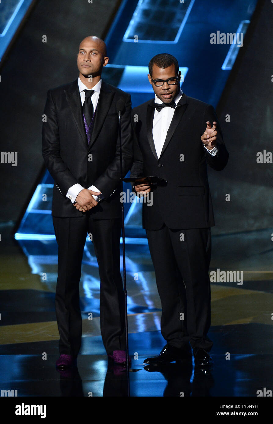 Akteure Keegan-Michael Taste (L) und Jordan Peele auf der Bühne während der 67Th Primetime Emmy Awards in der Microsoft Theater in Los Angeles am 20. September 2015. Foto von Ken Matsui/UPI. Stockfoto