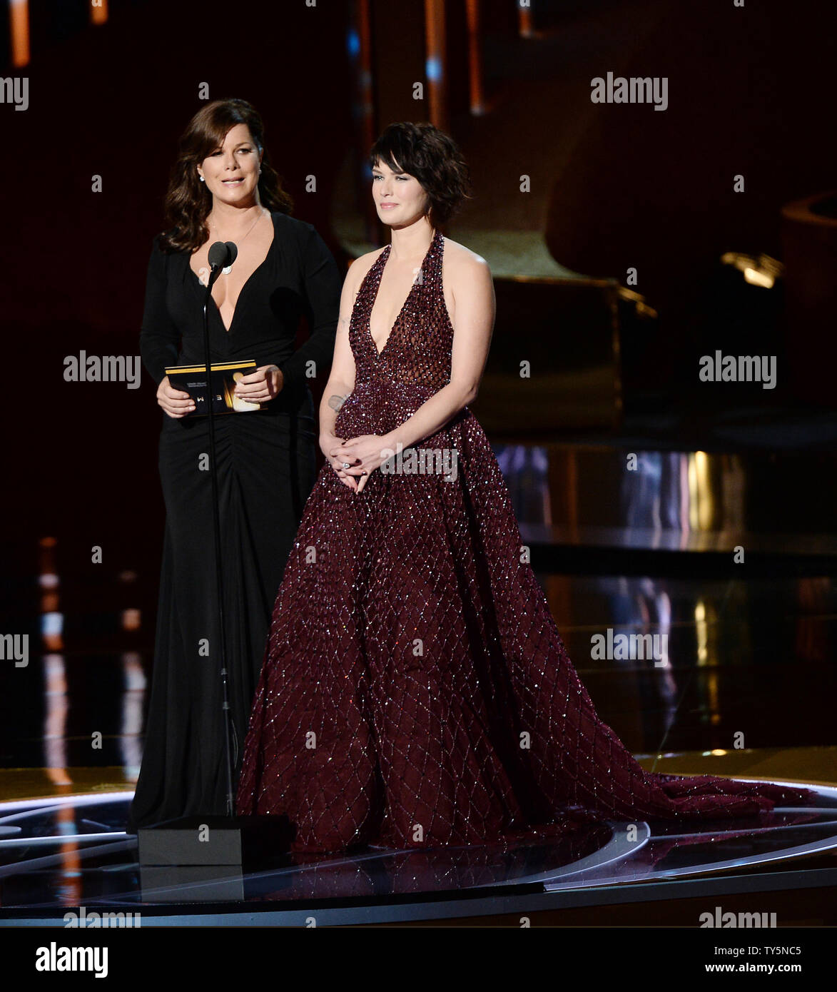 Schauspielerinnen Marica Gay Harden (L) und Lena Heady erscheinen auf der Bühne während der 67Th Primetime Emmy Awards in der Microsoft Theater in Los Angeles am 20. September 2015. Foto von Ken Matsui/UPI. Stockfoto