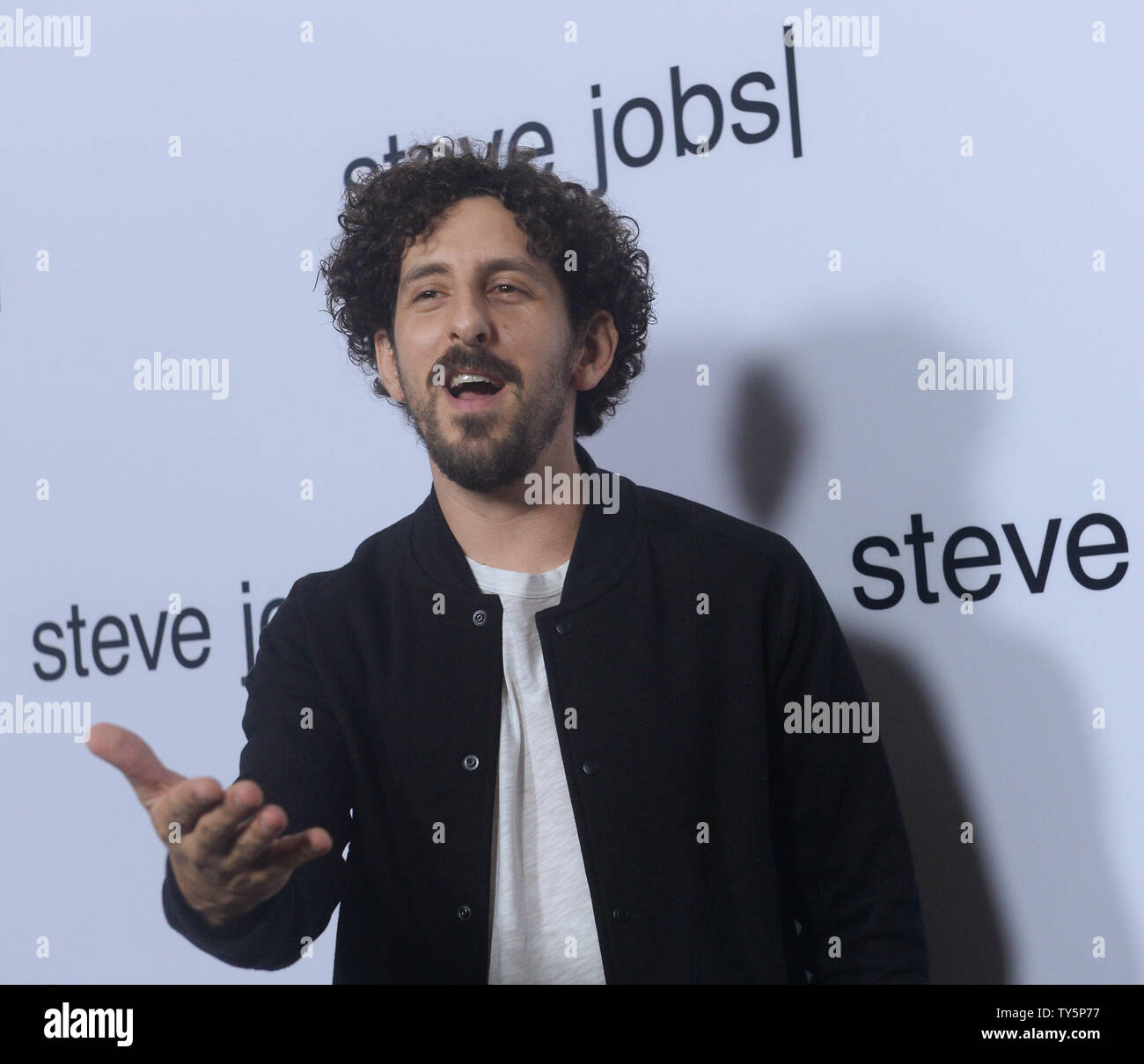 Cast Mitglied Adam Shapiro besucht eine Industrie Screening des Motion Picture biografische Drama teve Jobs' an der Akademie der Motion Picture Arts and Sciences in Beverly Hills, Kalifornien am 8. Oktober 2015. Storyline: backstage bei drei ikonische Produkteinführungen und endet 1998 mit der Enthüllung des iMac, Steve Jobs nimmt uns mit hinter die Kulissen der digitalen Revolution ein Porträt der Mann an sein Epizentrum zu malen. Foto von Jim Ruymen/UPI Stockfoto