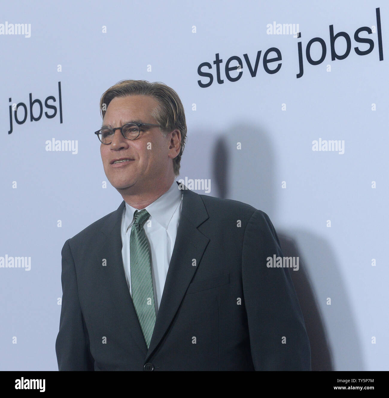 Drehbuchautor Aaron Sorkin besucht eine Industrie Screening des Motion Picture biografische Drama teve Jobs' an der Akademie der Motion Picture Arts and Sciences in Beverly Hills, Kalifornien am 8. Oktober 2015. Storyline: backstage bei drei ikonische Produkteinführungen und endet 1998 mit der Enthüllung des iMac, Steve Jobs nimmt uns mit hinter die Kulissen der digitalen Revolution ein Porträt der Mann an sein Epizentrum zu malen. Foto von Jim Ruymen/UPI Stockfoto