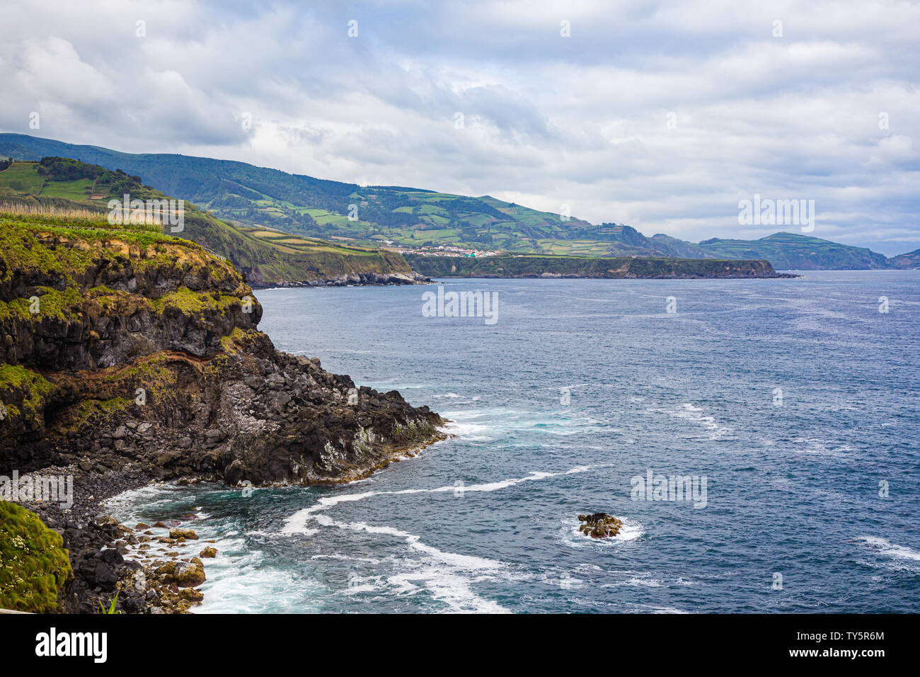 Bucht an der Stadt von Maia auf Sao Miguel, Azoren Archipel, Portugal Stockfoto