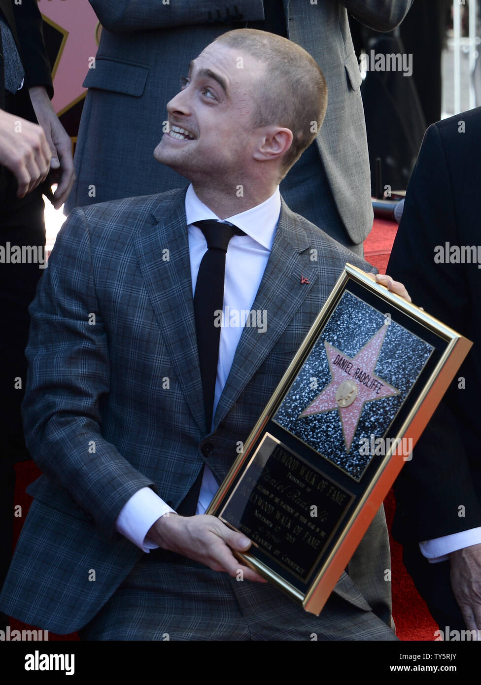 Englisch Schauspieler Daniel Radcliffe hält eine Replik Plakette während einer enthüllungsfeier ihn ehrt mit dem 2.565 th Stern auf dem Hollywood Walk of Fame in Los Angeles am 12. November 2015. Foto von Jim Ruymen/UPI Stockfoto