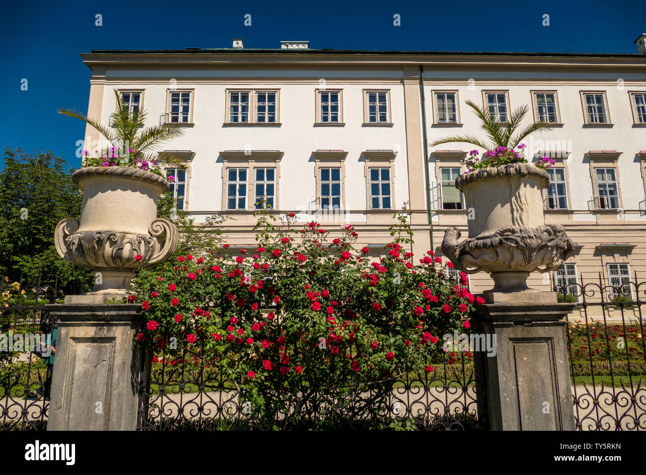 Blick auf berühmte Schloss Mirabell mit schönem Garten in Salzburg, Österreich Stockfoto