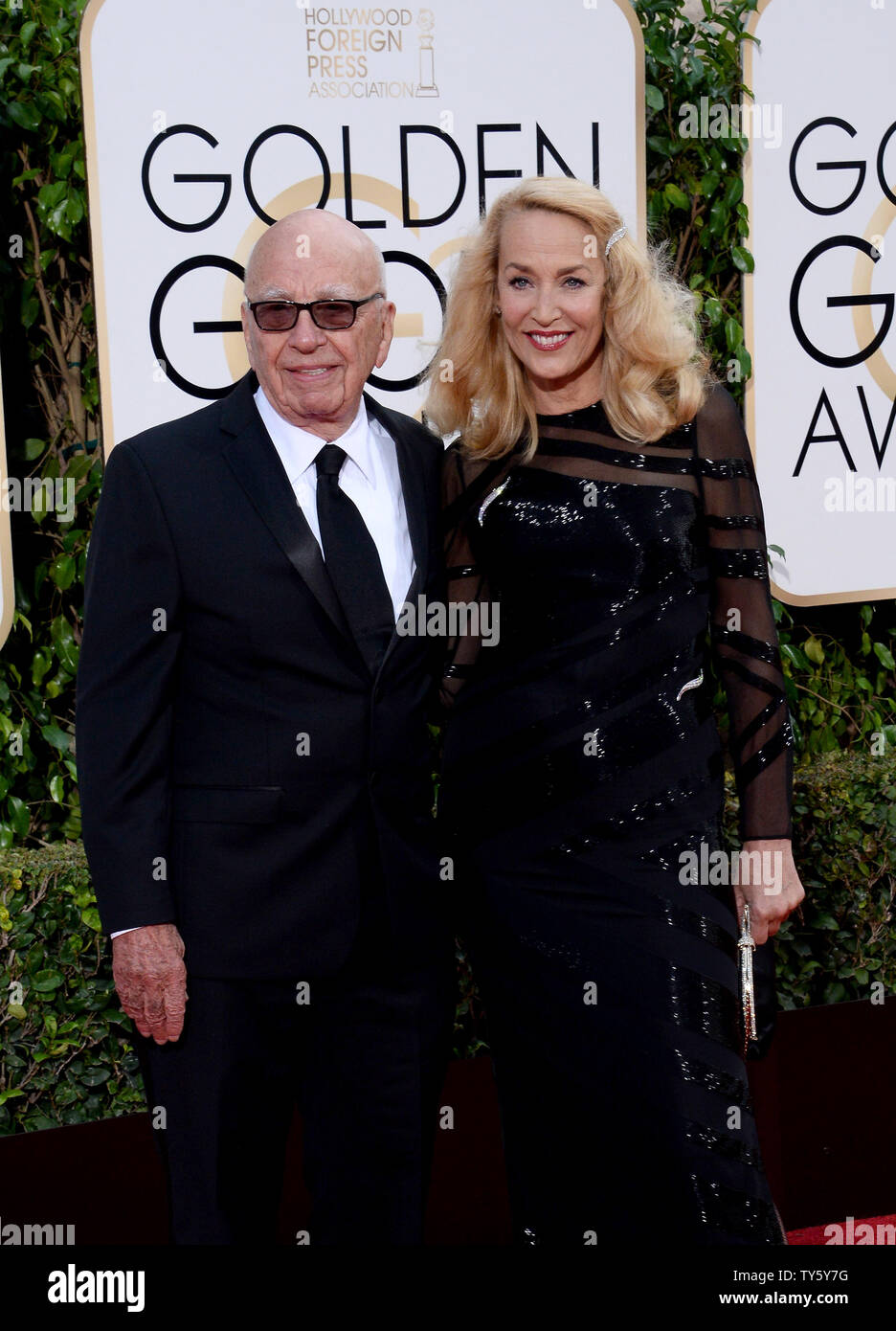 News Corp. CEO Rupert Murdock, Links, und Modell Jerry Hall der 73. jährlichen Golden Globe Awards im Beverly Hilton Hotel in Beverly Hills, Kalifornien besuchen am 10. Januar 2016. Foto von Jim Ruymen/UPI Stockfoto