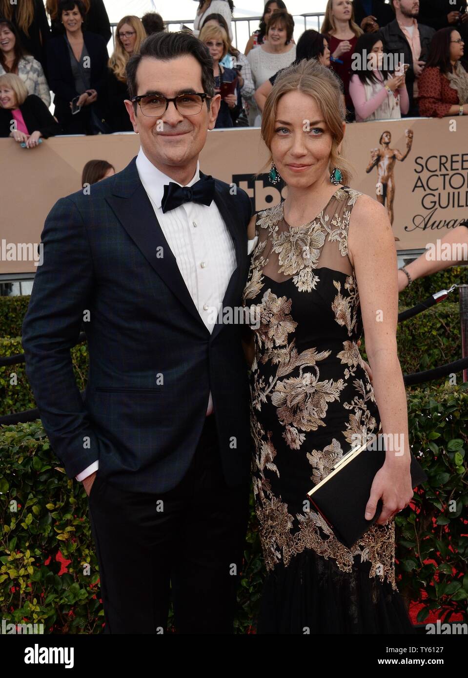 Schauspieler Ty Burrell, Links, und Holly Burrell die 22. jährliche Screen Actors Guild Awards teilnehmen im Shrine Auditorium & Expo Hall in Los Angeles, Kalifornien am 30. Januar 2016. Foto von Jim Ruymen/UPI Stockfoto