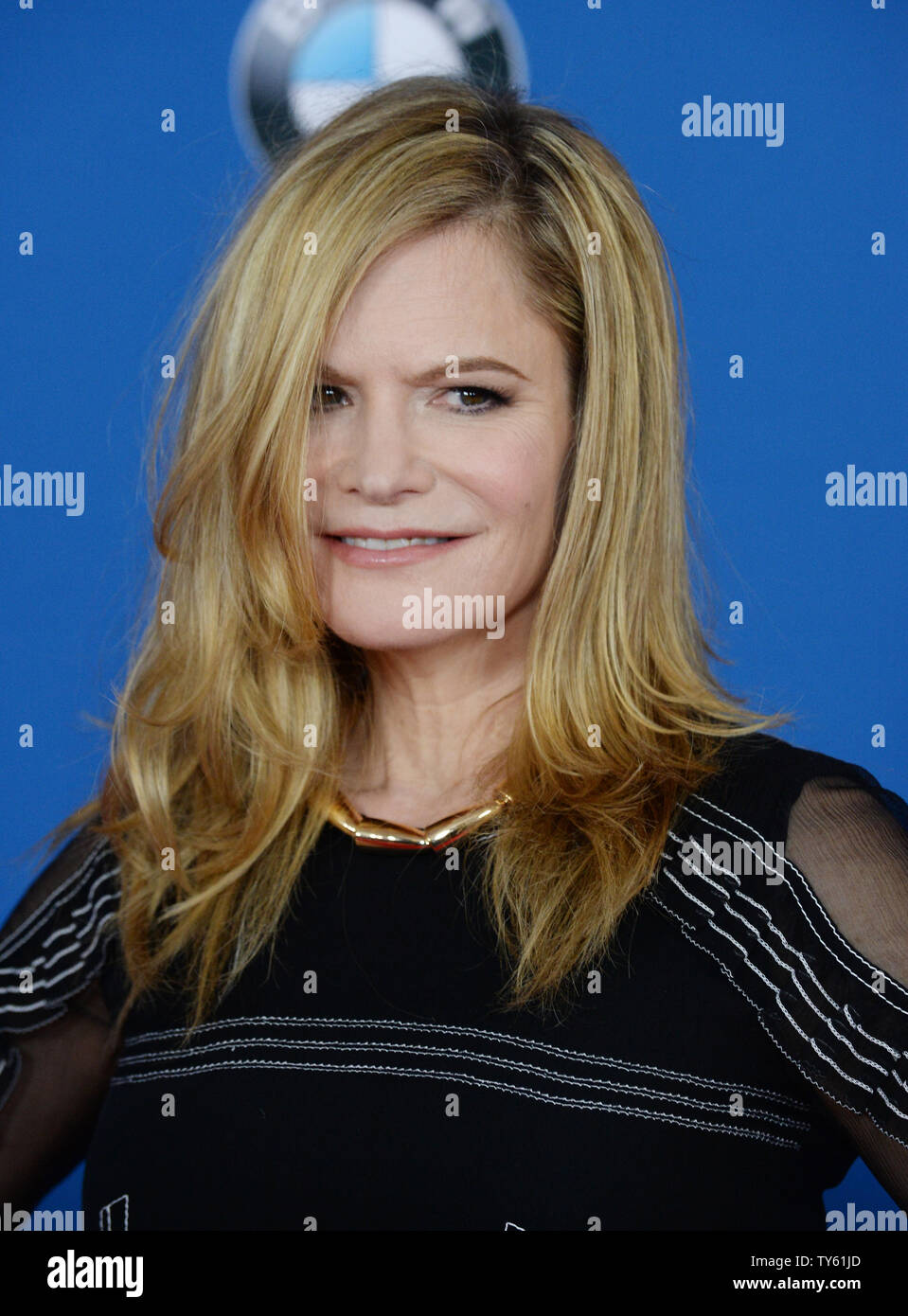 Schauspielerin Jennifer Jason Leigh kommt auf den roten Teppich für die