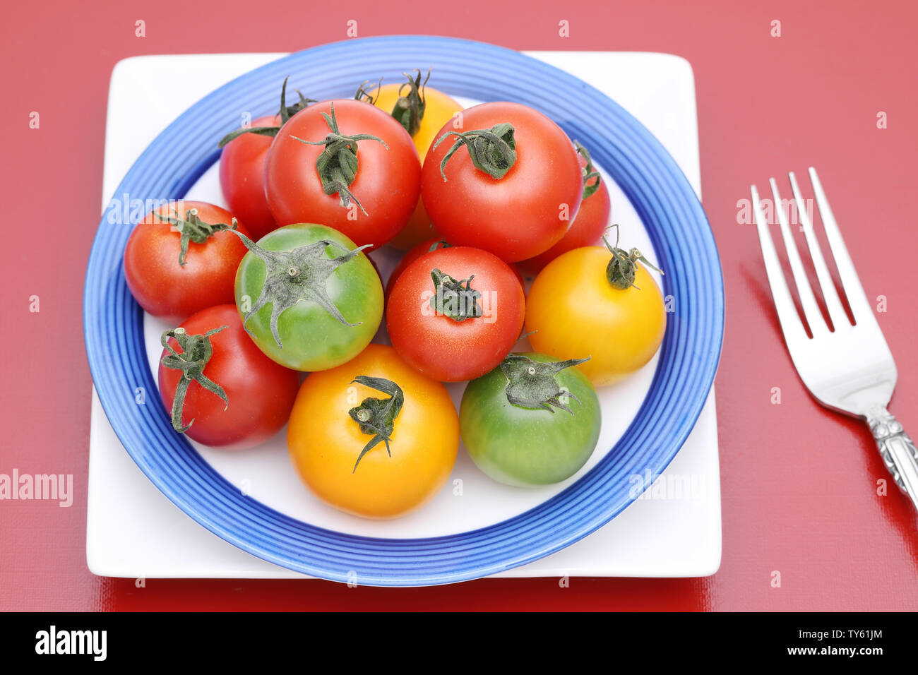Bunte Tomaten auf einer Platte Stockfoto