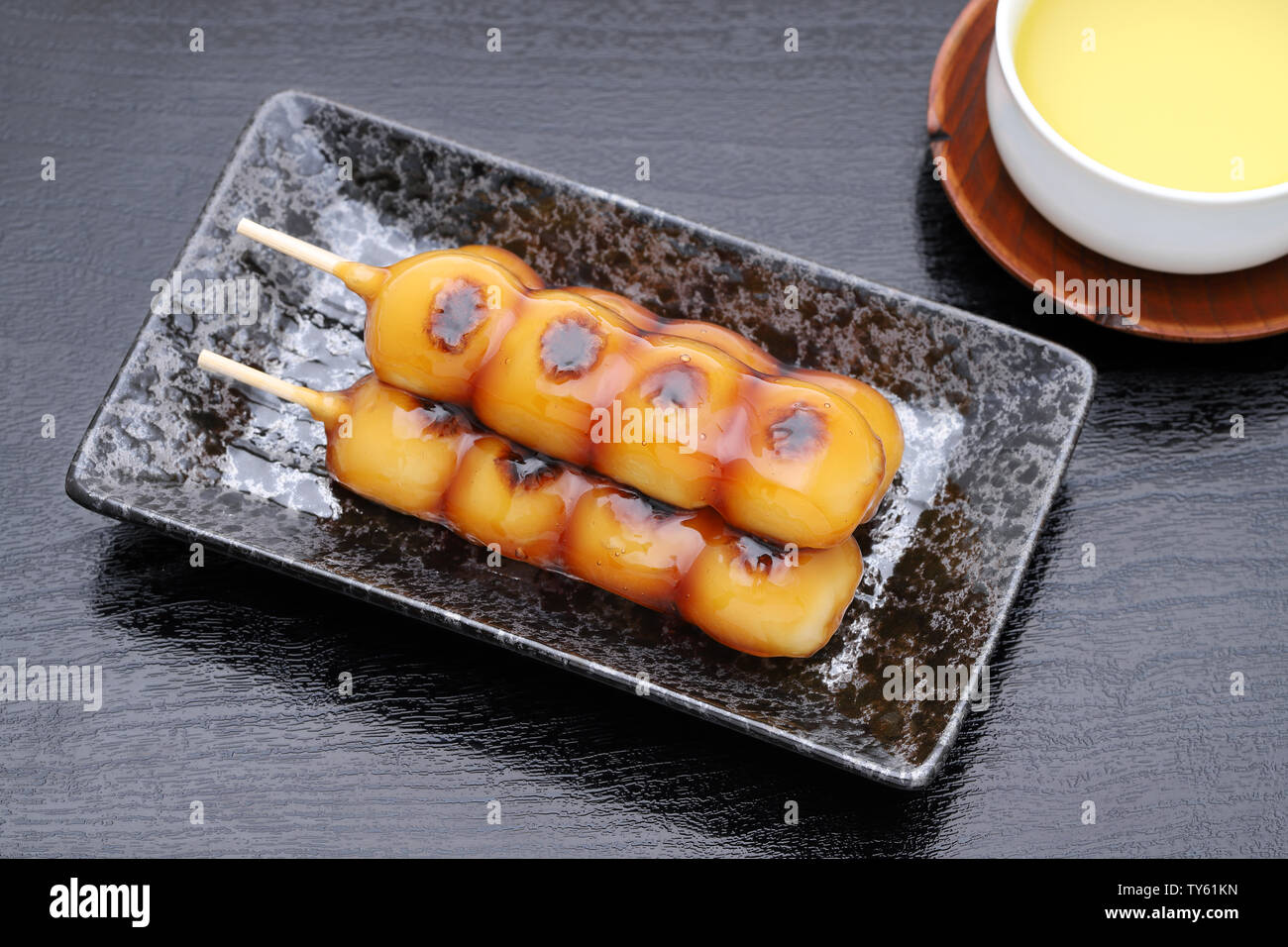 Traditionelle japanische Süßwaren Mitarashi Dango Stockfoto