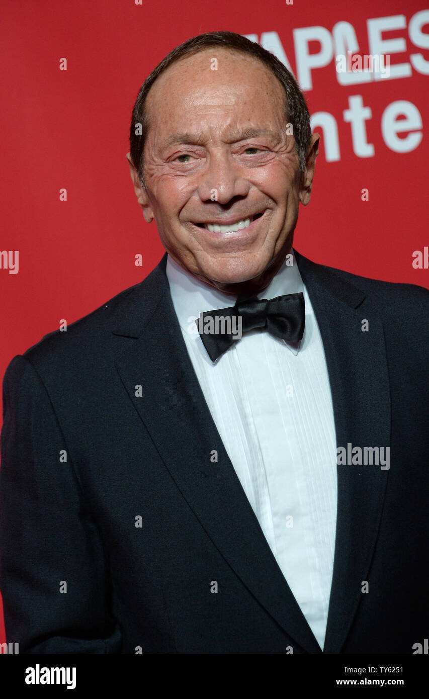 Sänger und Songwriter Paul Anka kommt für die MusiCares Person des Jahres Gala im Los Angeles Convention Center in Los Angeles am 13. Februar 2016 statt. Foto von Jim Ruymen/UPI Stockfoto
