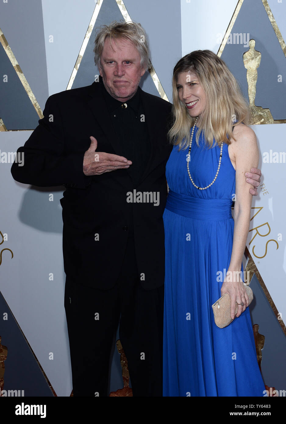 Gary Busey und Steffanie Sampson ankommen auf dem roten Teppich für die 88 Academy Awards, in der Hollywood und Highland Center im Hollywood Abschnitt von Los Angeles, am 28. Februar 2016. Foto von Jim Ruymen/UPI Stockfoto