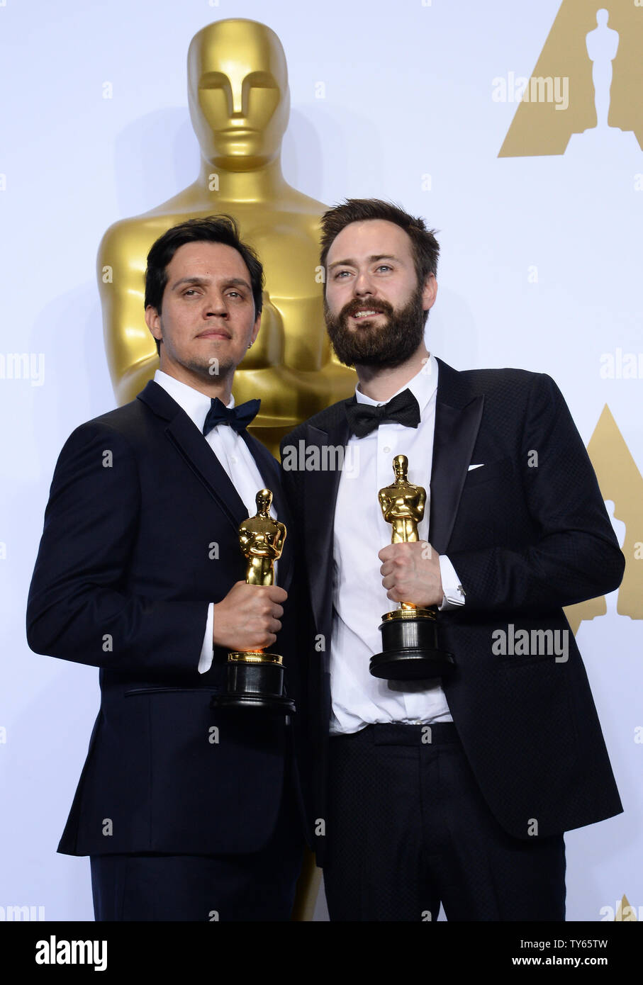 Shan Christopher Ogilvy, Links, und Benjamin Cleary, Gewinner für Best Live Action Short Film für tutterer, 'erscheinen Backstage in der 88Th Academy Awards, in der Hollywood und Highland Center im Hollywood Abschnitt von Los Angeles, am 28. Februar 2016. Foto von Jim Ruymen/UPI Stockfoto