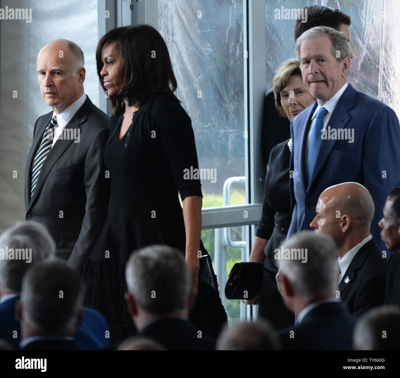 Reg. Jerry Brown, der First Lady Michelle Obama, ehemalige First Lady Laura Bush und der ehemalige Präsident George Bush (-R) nehmen an der Beerdigung von Nancy Reagan, wie die ehemalige First Lady gepriesen wurde und legte sich neben ihren Mann bei der Ronald Reagan Presidential Library und Museum in Simi Valley, Kalifornien am 11. März 2016 zur Ruhe. Foto von Jim Ruymen/UPI Stockfoto