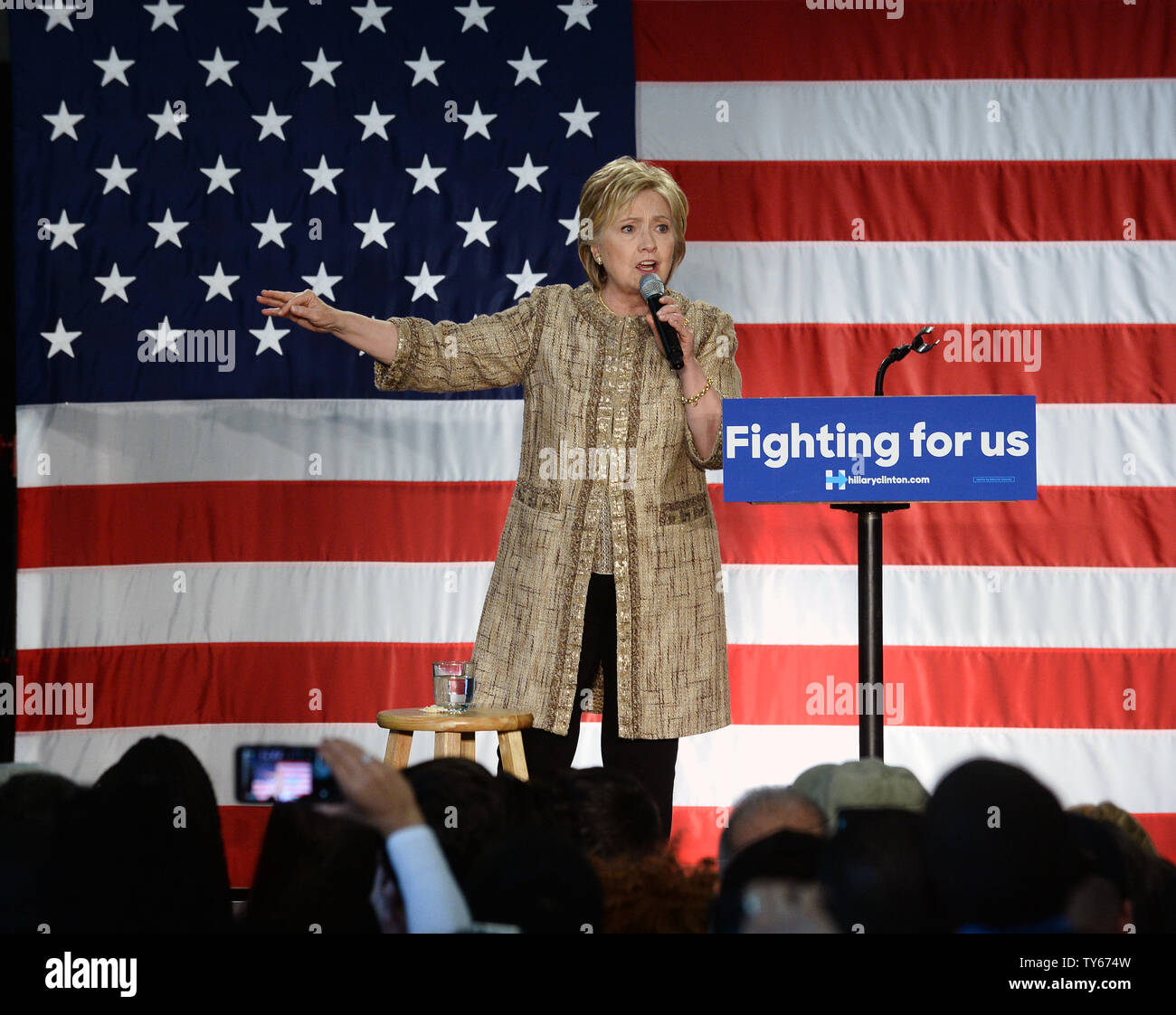 Demokratische Präsidentschaftskandidat bespricht ihre wirtschaftlichen Vorschläge bei Southwest College vor der Teilnahme an zwei - Erbauer heute später in Los Angeels am 16. April 2016. Clintons Geldbeschaffer gehören ein 27-hundert Dollar pro Person Ereignis in Koreatown und ein schillerndes Angelegenheit an das Studio City Home von George Clooney, die Teilnehmer mehr als 33 tausend Dollar kosten. Foto von Jim Ruymen/UPI Stockfoto