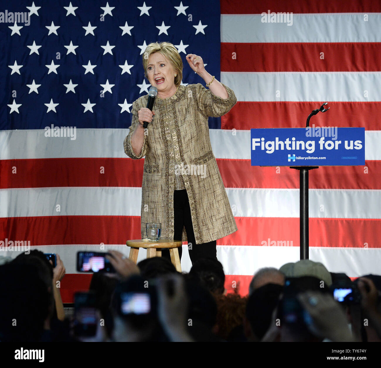 Demokratische Präsidentschaftskandidat bespricht ihre wirtschaftlichen Vorschläge bei Southwest College vor der Teilnahme an zwei - Erbauer heute später in Los Angeels am 16. April 2016. Clintons Geldbeschaffer gehören ein 27-hundert Dollar pro Person Ereignis in Koreatown und ein schillerndes Angelegenheit an das Studio City Home von George Clooney, die Teilnehmer mehr als 33 tausend Dollar kosten. Foto von Jim Ruymen/UPI Stockfoto