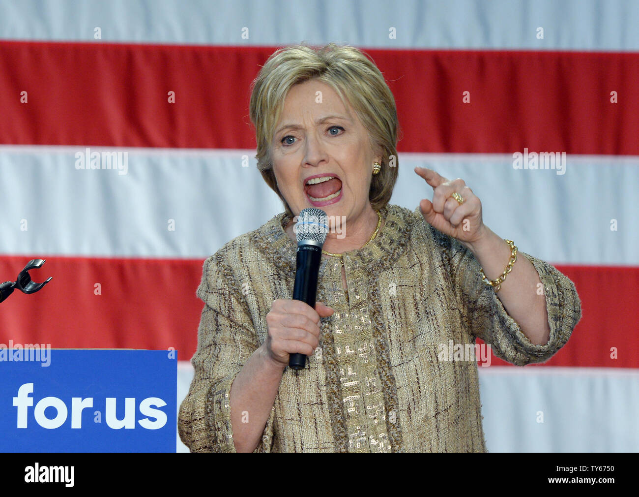Demokratische Präsidentschaftskandidat bespricht ihre wirtschaftlichen Vorschläge bei Southwest College vor der Teilnahme an zwei - Erbauer heute später in Los Angeels am 16. April 2016. Clintons Geldbeschaffer gehören ein 27-hundert Dollar pro Person Ereignis in Koreatown und ein schillerndes Angelegenheit an das Studio City Home von George Clooney, die Teilnehmer mehr als 33 tausend Dollar kosten. Foto von Jim Ruymen/UPI Stockfoto