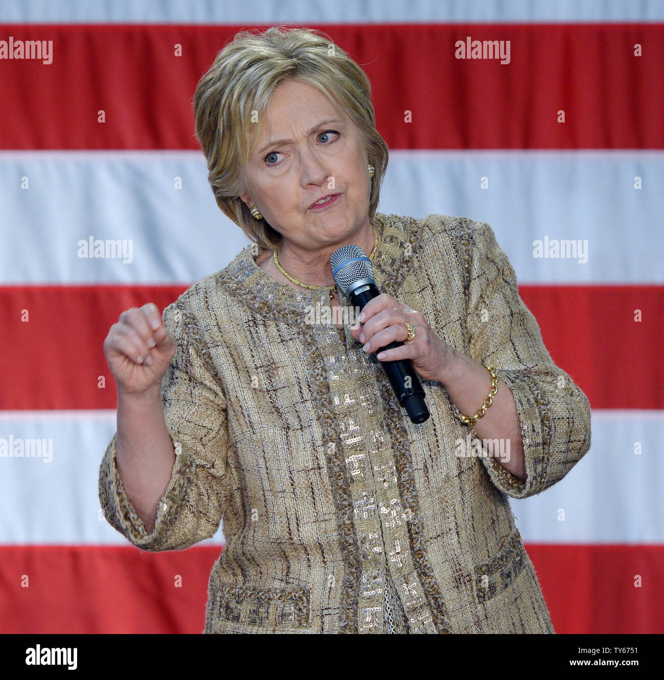 Demokratische Präsidentschaftskandidat bespricht ihre wirtschaftlichen Vorschläge bei Southwest College vor der Teilnahme an zwei - Erbauer heute später in Los Angeels am 16. April 2016. Clintons Geldbeschaffer gehören ein 27-hundert Dollar pro Person Ereignis in Koreatown und ein schillerndes Angelegenheit an das Studio City Home von George Clooney, die Teilnehmer mehr als 33 tausend Dollar kosten. Foto von Jim Ruymen/UPI Stockfoto