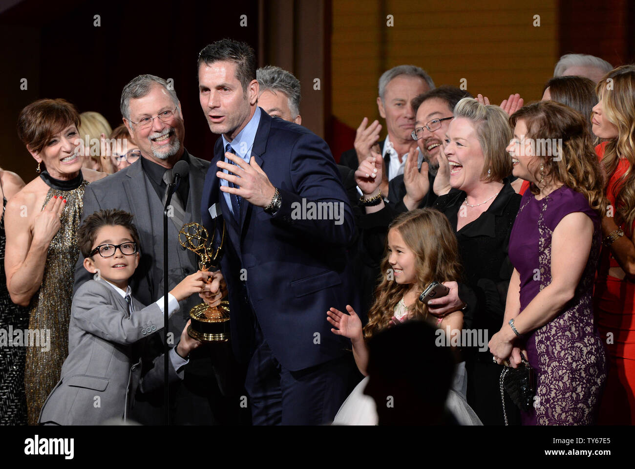 Produzent Frank Valentini akzeptiert die herausragenden Drama Series Award für "General Hospital" auf der 43. jährlichen Daytime Emmy Awards im Westin Bonaventure Hotel in Los Angeles am 1. Mai 2016. Foto von Jim Ruymen/UPI Stockfoto