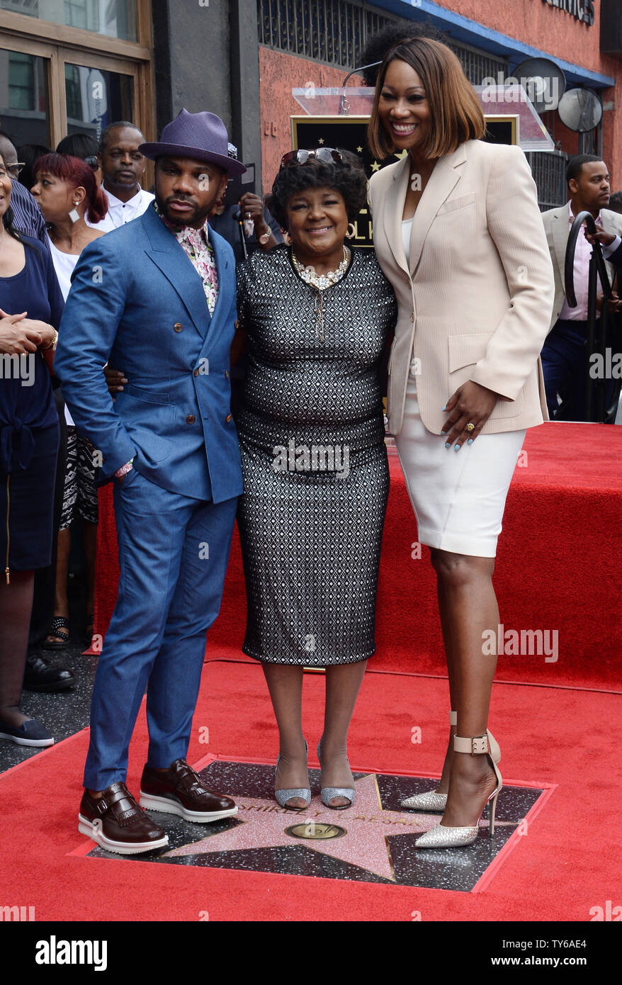 Künstler Kirk Franklin, Shirley Caesar, und Yolanda Adams Pose während einer enthüllungsfeier Caesar ehrt mit der 2,583 rd Stern auf dem Hollywood Walk of Fame in Los Angeles am 28. Juni 2016. Foto von Jim Ruymen/UPI Stockfoto