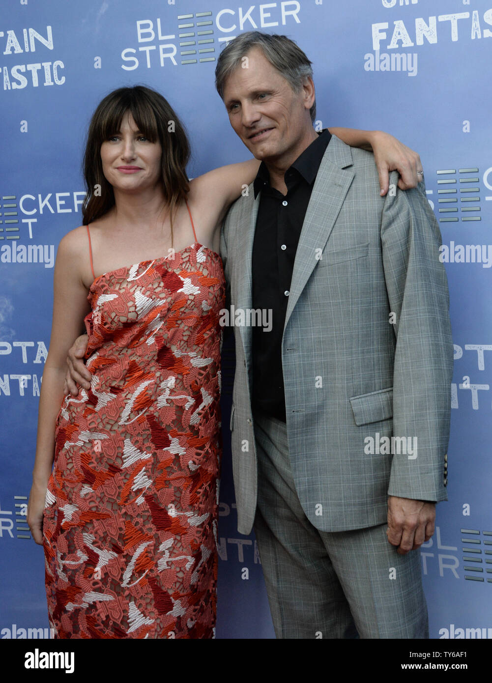 Darsteller Kathryn Hahn (L) und Viggo Mortensen Besuchen die Premiere der motion picture Drama 'Captain Fantastic " Harmony Gold Theater in Hollywood" in Los Angeles am 26. Juni 2016. Handlung: In den Wäldern des Pazifischen Nordwesten, ein Vater für seine sechs Kinder mit einem rigorosen körperlichen und geistigen Bildung gewidmet ist gezwungen, sein Paradies zu verlassen und die Welt betreten, schwieriges seine Vorstellung davon, was es bedeutet, ein Elternteil zu sein. Foto von Jim Ruymen/UPI Stockfoto