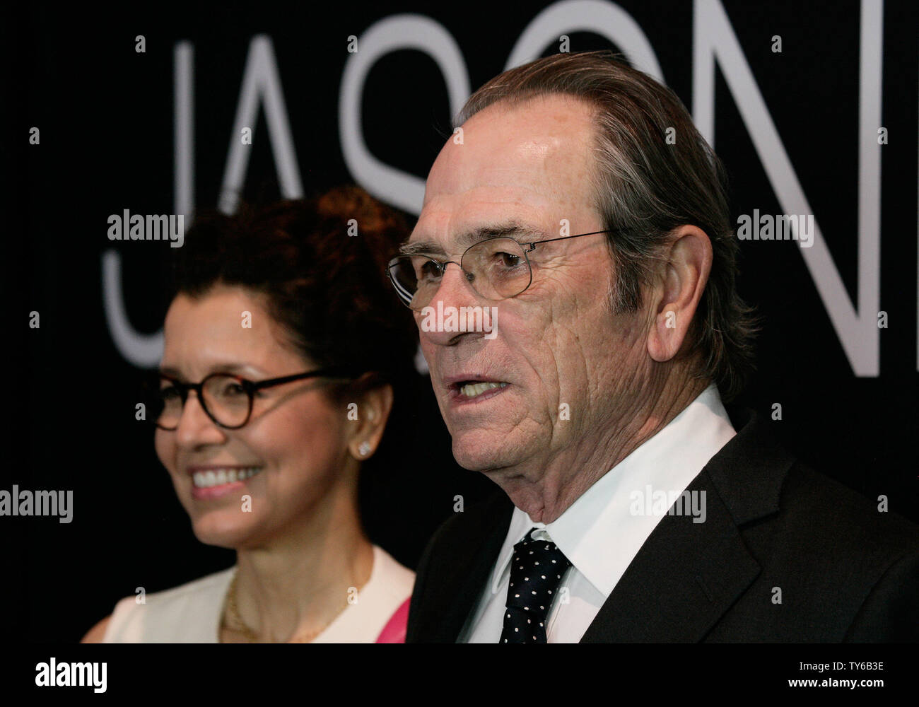 Warf Mitglied Tommy Lee Jones (R) und Frau Dawn Laurel Jones nehmen an der Premiere des Motion picture Thriller 'Jason Bourne' im Caesars Palace in Las Vegas, Nevada am 18. Juli 2016. Storyline: Jason Bourne, jetzt daran zu erinnern, wer er wirklich ist, versucht, versteckte Wahrheiten über seine Vergangenheit aufzudecken. Foto von James Atoa/UPI Stockfoto