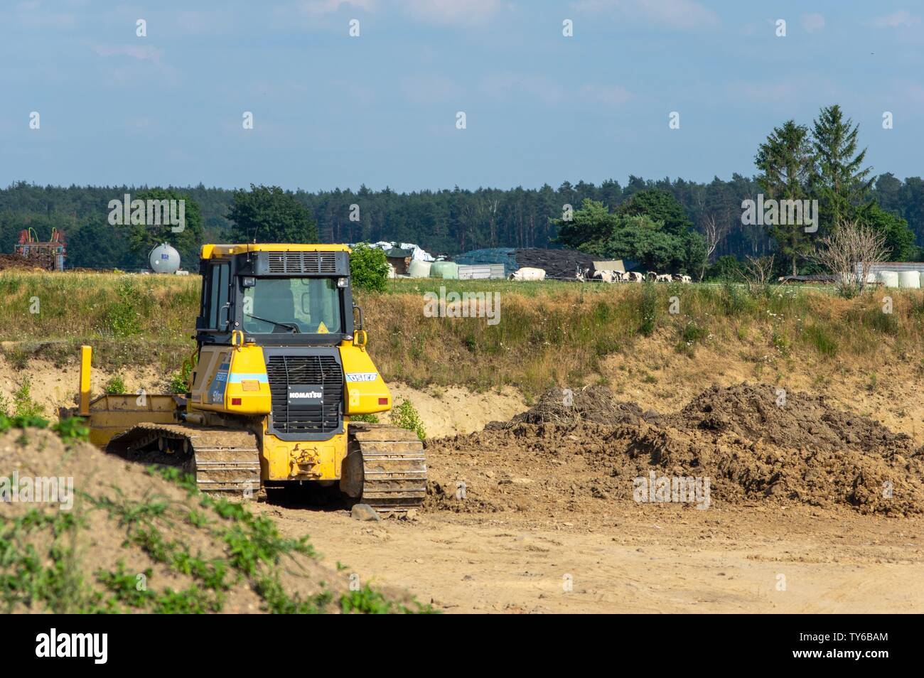 Komatsu Bulldozer in einer Sandkuhle arbeiten Stockfoto