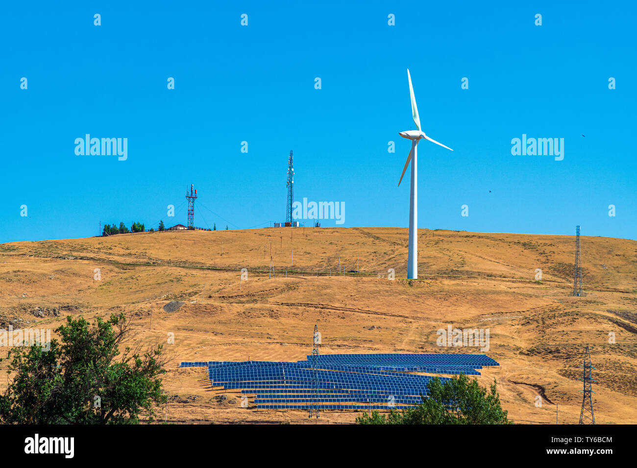 Alternative Energiequellen, Windkraftanlagen und Solaranlagen Stockfoto