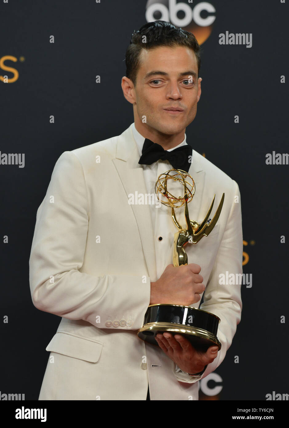 Schauspieler Rami Malek erscheint Backstage mit seiner Auszeichnung, die er für den besten Schauspieler in einem Drama Serie gewann für "Mr. Roboter', während der 68. jährlichen Primetime Emmy Awards bei Microsoft Theater in Los Angeles am 18. September 2016. Foto von Christine Kauen/UPI Stockfoto