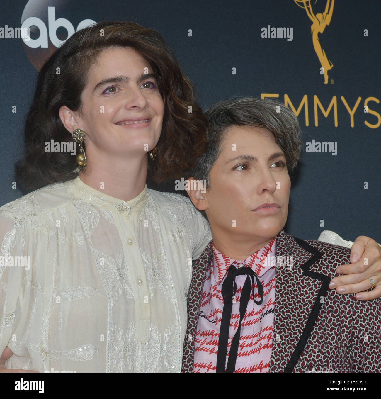 Schauspielerin Gaby Hoffmann Und Produzent Jill Soloway Kommen Fur Die 68 Jahrlichen Primetime Emmy Awards Bei Microsoft Theater In Los Angeles Am 18 September 2016 Foto Von Christine Kauen Upi Stockfotografie Alamy