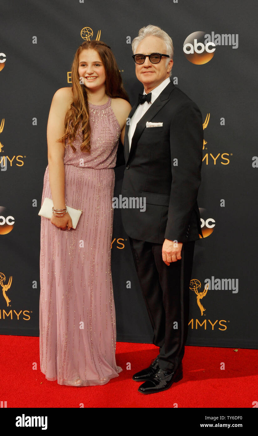 Maria Louisa (L) und Schauspieler Bradley Whitford kommen für die 68. jährlichen Primetime Emmy Awards bei Microsoft Theater in Los Angeles am 18. September 2016. Foto von Christine Kauen/UPI Stockfoto