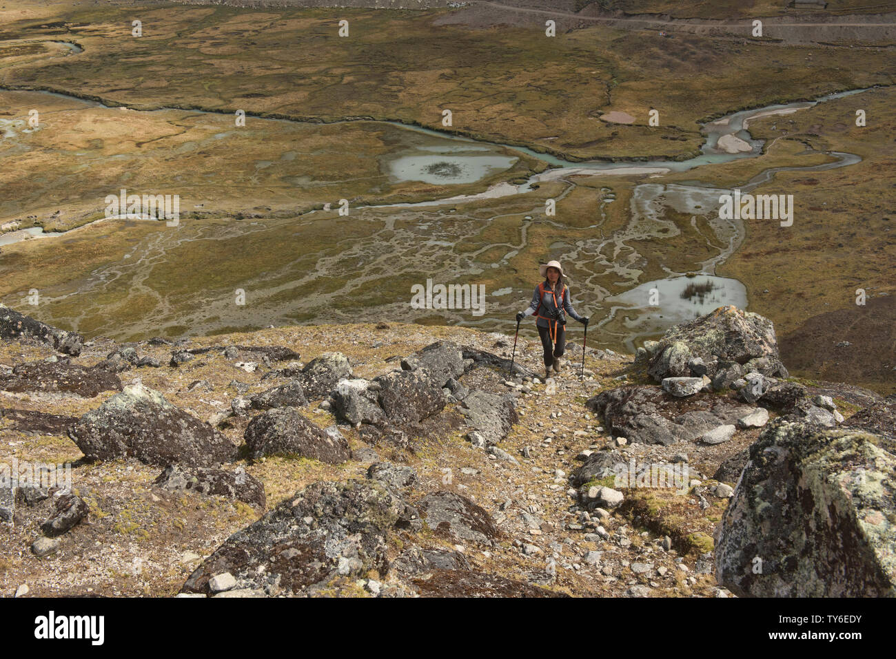 Trekking oberhalb des Chacolpaya Fluss, Cordillera Real Traverse, Bolivien Stockfoto