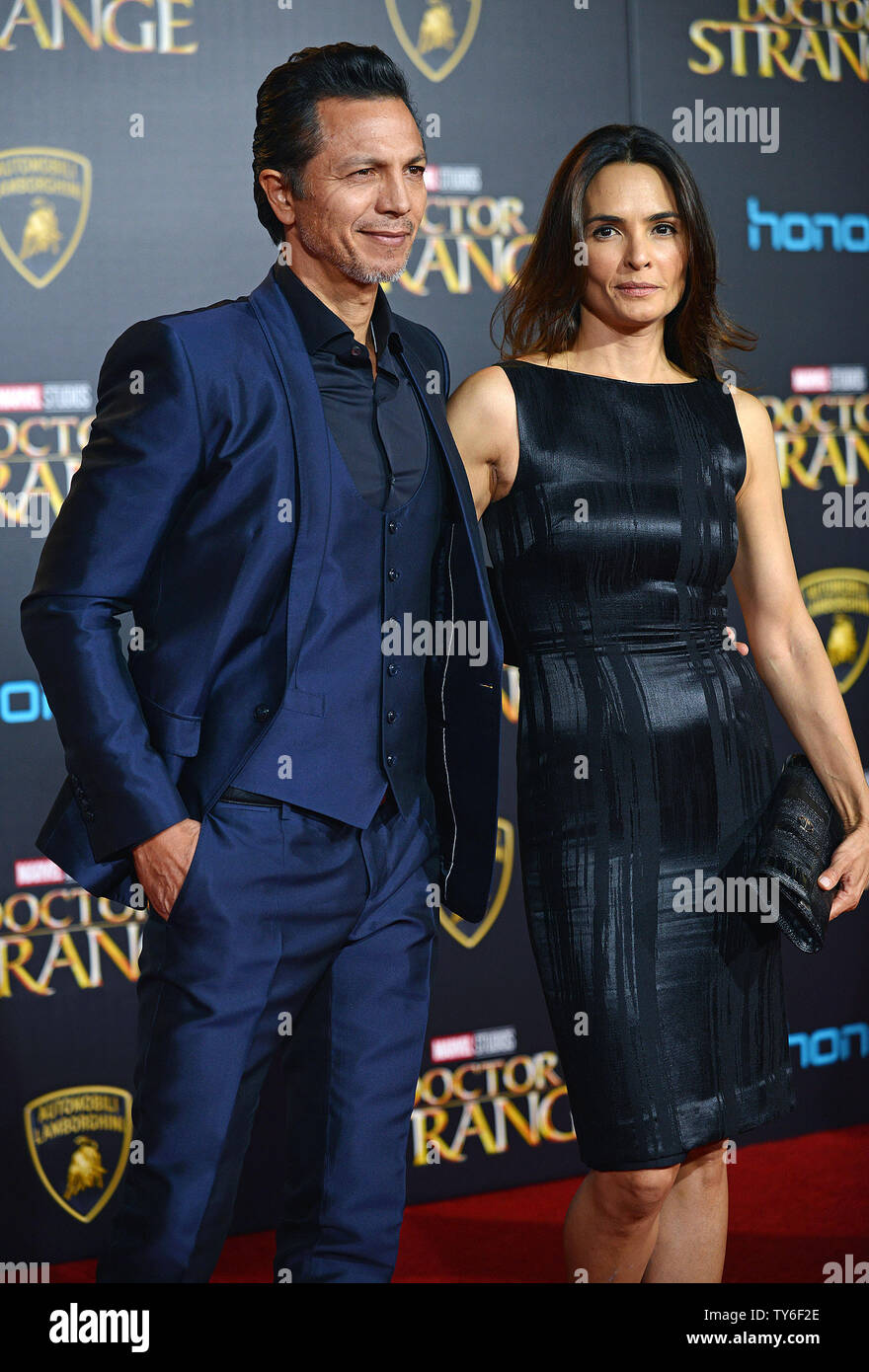 Benjamin Bratt und seine Frau Talisa Soto kommen bei der Weltpremiere von Marvel Studios' 'Doctor Seltsame' am El Capitan Theatre in Los Angeles, Kalifornien am 20. Oktober 2016. Foto von Christine Kauen/UPI Stockfoto