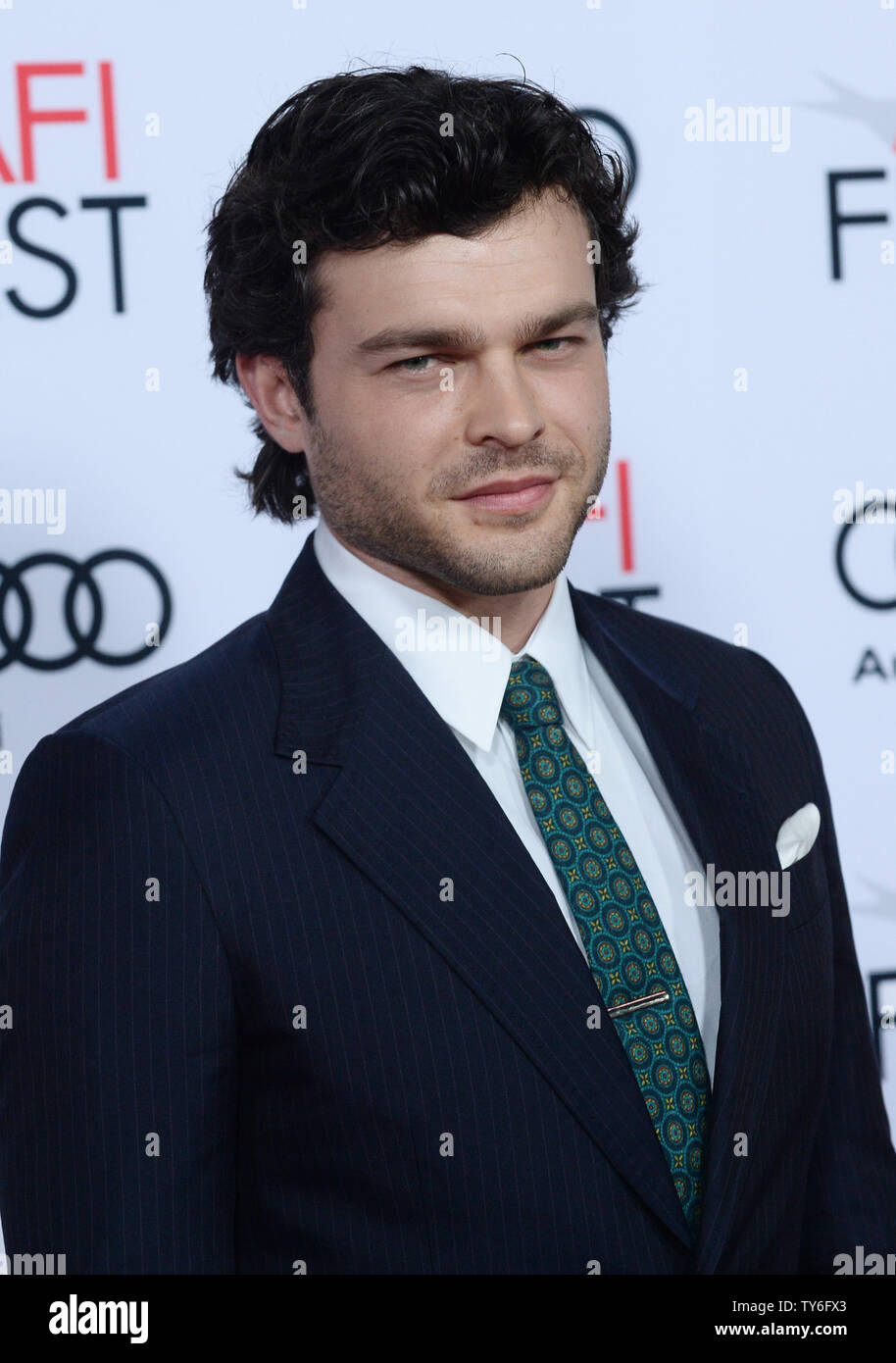 Warf Mitglied Alden Ehrenreich besucht die Premiere von Regeln die Motion Picture dramatische Komödie 'Nicht anwenden bei TCL Chinese Theatre in Hollywood" in Los Angeles am 10. November 2016. Handlung: Eine unkonventionelle Liebesgeschichte von einer angehenden Schauspielerin, ihr bestimmt, und der exzentrische Milliardär, für wen sie arbeiten. Foto von Jim Ruymen/UPI Stockfoto