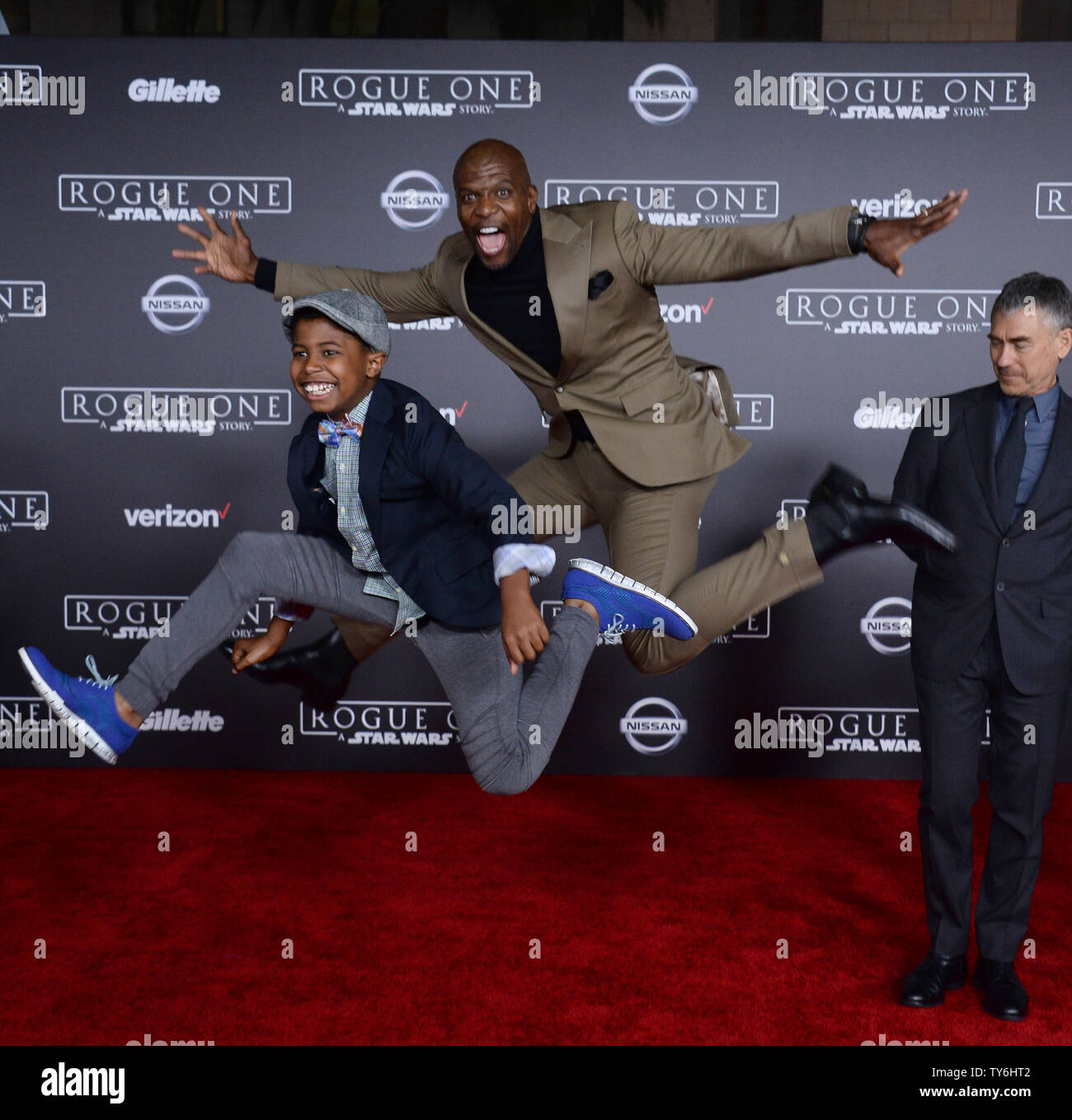 Schauspieler Terry Crews und sein Sohn Jesaja Mannschaften nehmen an der Premiere des sci-fi-Film "Schurkenstaaten: ein Star Wars Geschichte'' im Pantages Theater in Hollywood" in Los Angeles am 10. Dezember 2016. Handlung: Die Rebellion macht einen riskanten Zug die Pläne für den Todesstern zu stehlen, die epische Saga zu folgen. Foto von Jim Ruymen/UPI Stockfoto