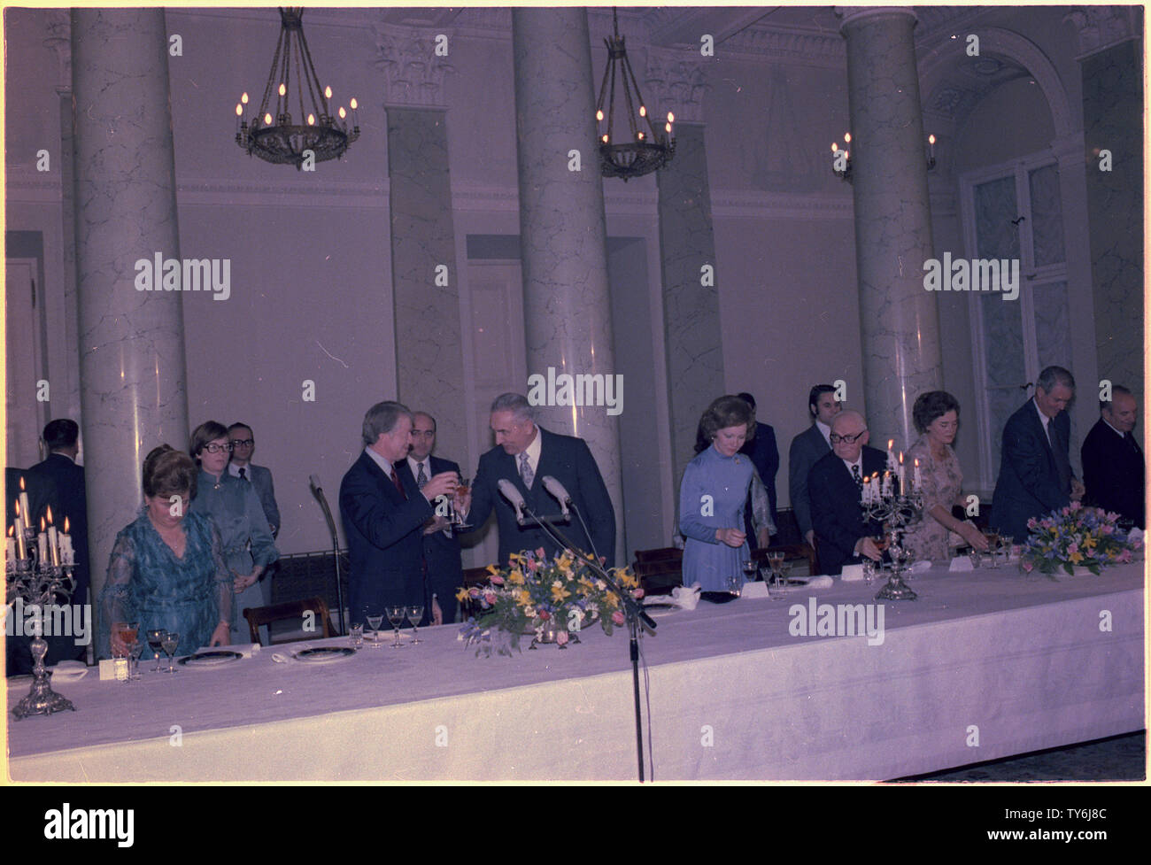 Jimmy Carter und Edward Gierek, dem Ersten Sekretär der Polen, Toast während eines Abendessen in Warschau, Polen. Stockfoto