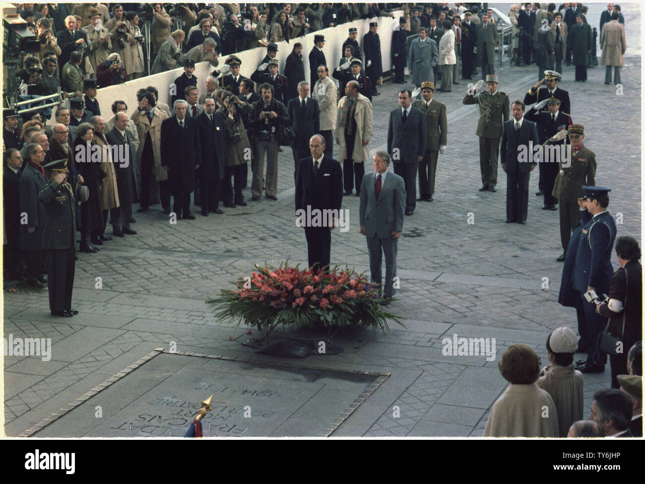 Jimmy Carter und Giscard d'Estaing in einem wreathlaying Zeremonie am Grab des Unbekannten Soldaten an den Arc de Triumphe in Paris teilnehmen. Stockfoto