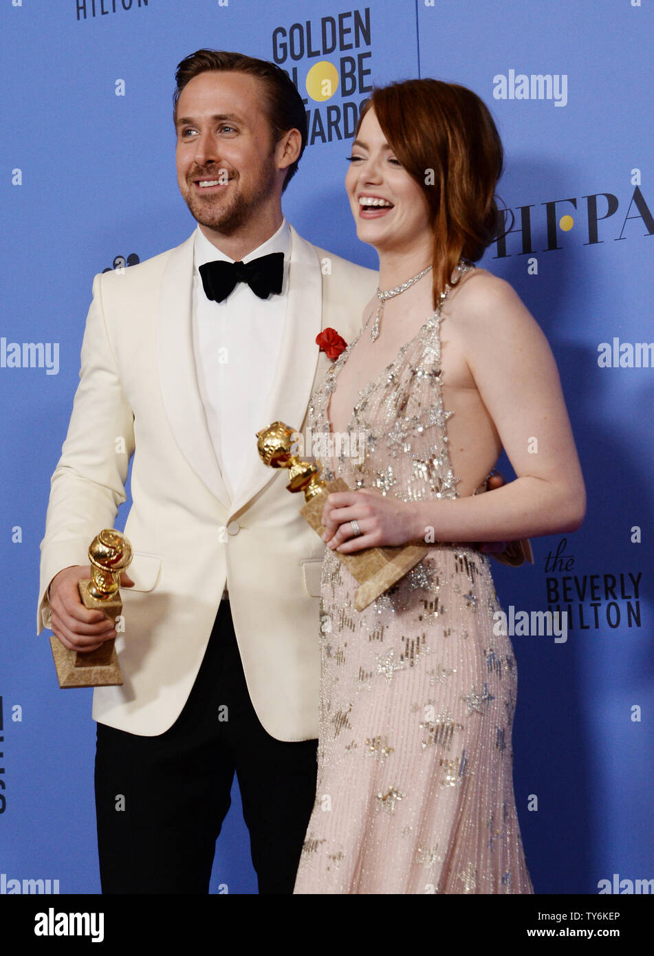 Ryan Gosling und Emma Stone, Gewinner des Awards für beste Leistung durch einen Schauspieler und Schauspielerin in einem Kinofilm Musical oder Comedy bzw. für "La La Land" Backstage mit ihren Trophäen während des 74. jährlichen Golden Globe Awards erscheinen im Beverly Hilton Hotel in Beverly Hills, Kalifornien am 8. Januar 2017. Foto von Jim Ruymen/UPI Stockfoto