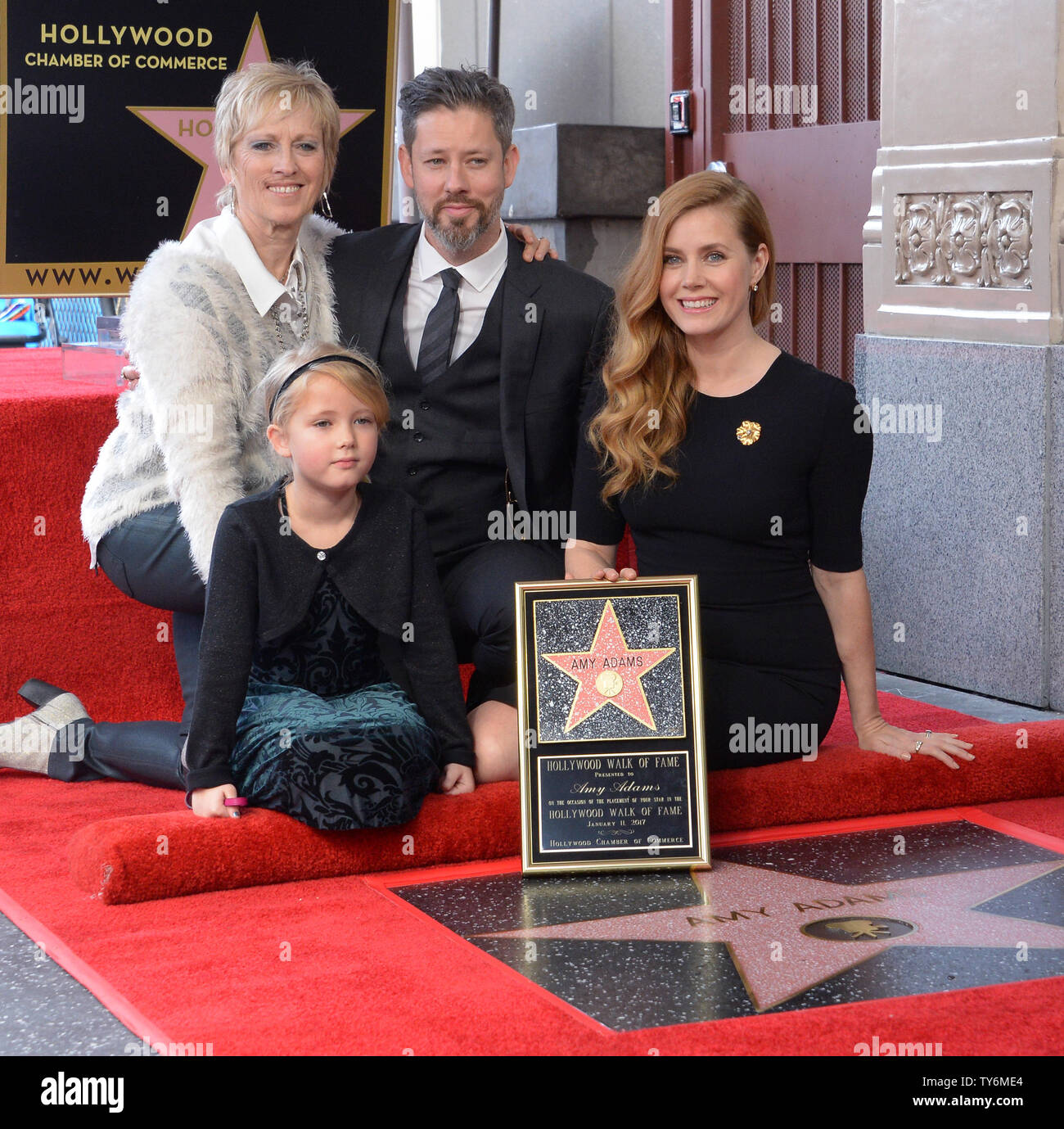 Schauspielerin Amy Adams wird von ihrem Ehemann, Schauspieler Darren Le Gallo und ihre Tochter Aviana Le Gallo und Mutter Kathryn Adams während einer enthüllungsfeier Ihre Ehrung mit dem 2.598 th Stern auf dem Hollywood Walk of Fame in Los Angeles am 11. Januar 2017. Foto von Jim Ruymen/UPI Stockfoto