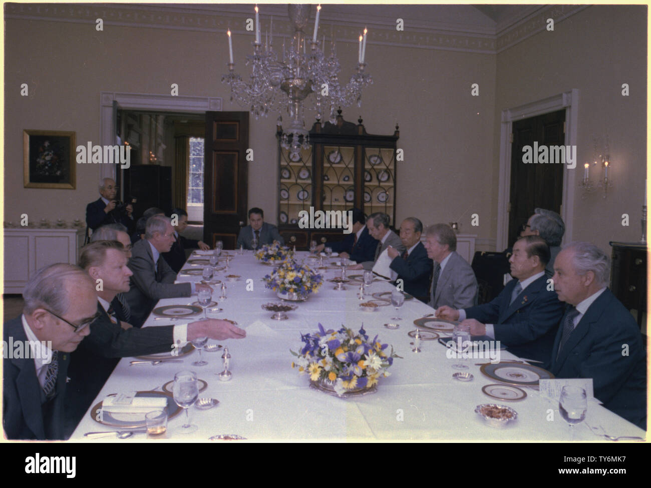 Jimmy Carter und Premierminister Takeo Fukuda bei einem Treffen mit US-amerikanischen und japanischen Beamten teilnehmen. Stockfoto