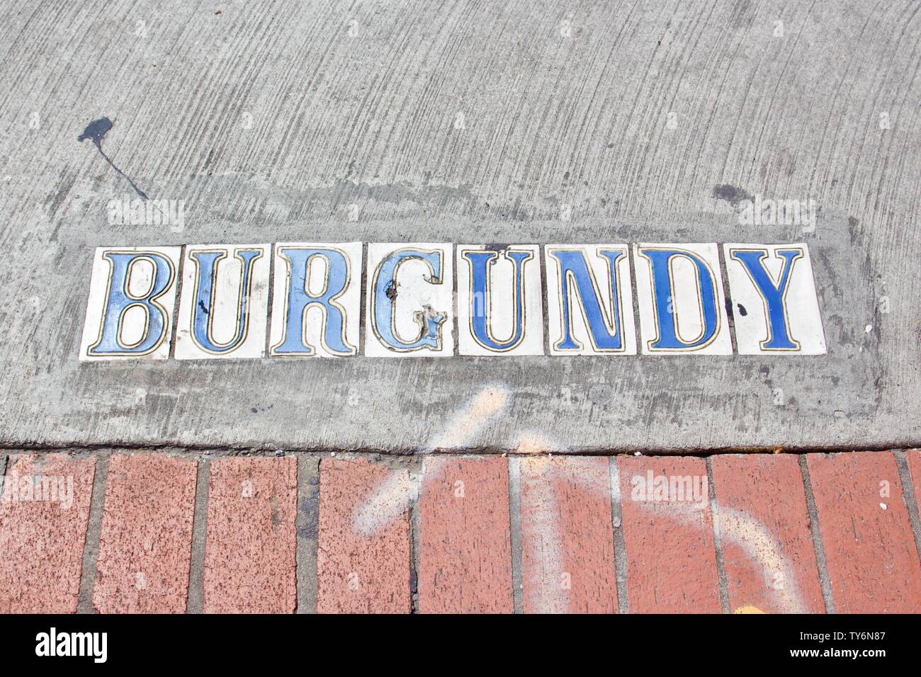 Burgunder Straße auf dem Bürgersteig in New Orleans Stockfoto