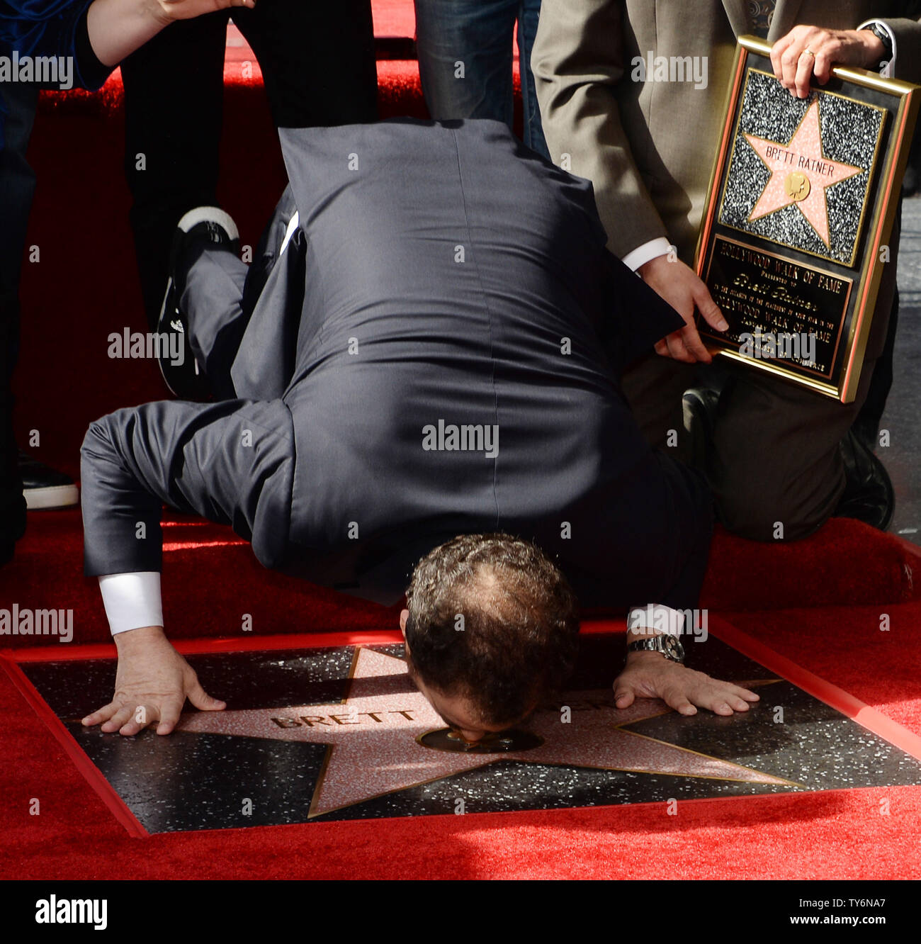 Regisseur Brett Ratner Küsse seinen Stern während einer enthüllungsfeier ihn ehrt mit dem 2.599 th Stern auf dem Hollywood Walk of Fame in Los Angeles am 19. Januar 2017. Foto von Jim Ruymen/UPI Stockfoto
