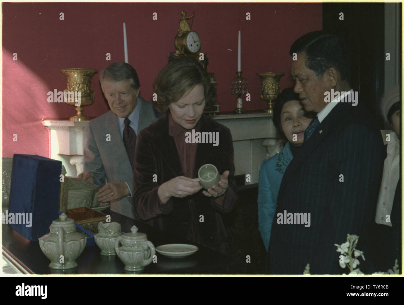Jimmy und Rosalynn Carter aus Kriangsak Chomanan Geschenke bewundern, Premierminister von Thailand. Stockfoto