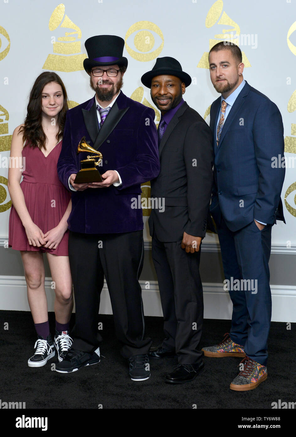 Rap Gruppe Secret Agent 23 Skidoo erscheinen Backstage mit ihren Award für Best Children's Album für "Unendlich plus Eins", die im Rahmen der 59. jährlichen Grammy Awards im Staples Center in Los Angeles am 12. Februar 2017 statt. Foto von Christine Kauen/UPI Stockfoto