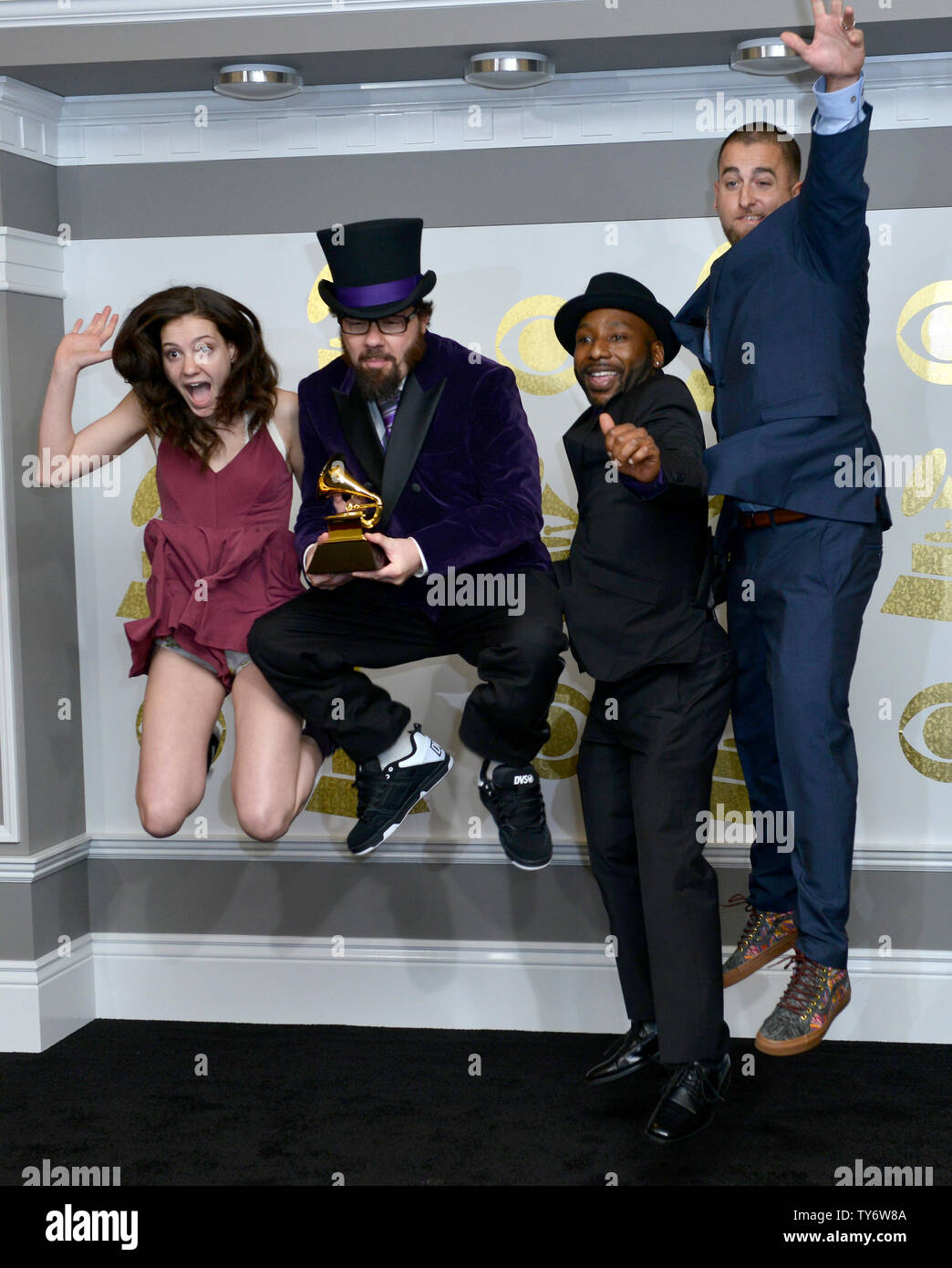 Rap Gruppe Secret Agent 23 Skidoo erscheinen Backstage mit ihren Award für Best Children's Album für "Unendlich plus Eins", die im Rahmen der 59. jährlichen Grammy Awards im Staples Center in Los Angeles am 12. Februar 2017 statt. Foto von Christine Kauen/UPI Stockfoto