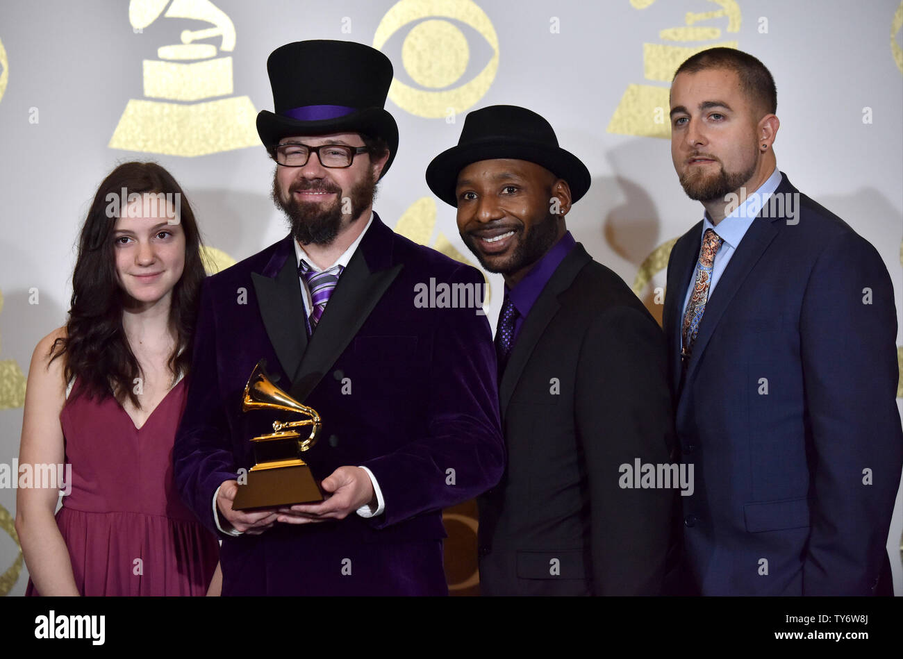 Rap Gruppe Secret Agent 23 Skidoo erscheinen Backstage mit ihren Award für Best Children's Album für "Unendlich plus Eins", die im Rahmen der 59. jährlichen Grammy Awards im Staples Center in Los Angeles am 12. Februar 2017 statt. Foto von Christine Kauen/UPI Stockfoto