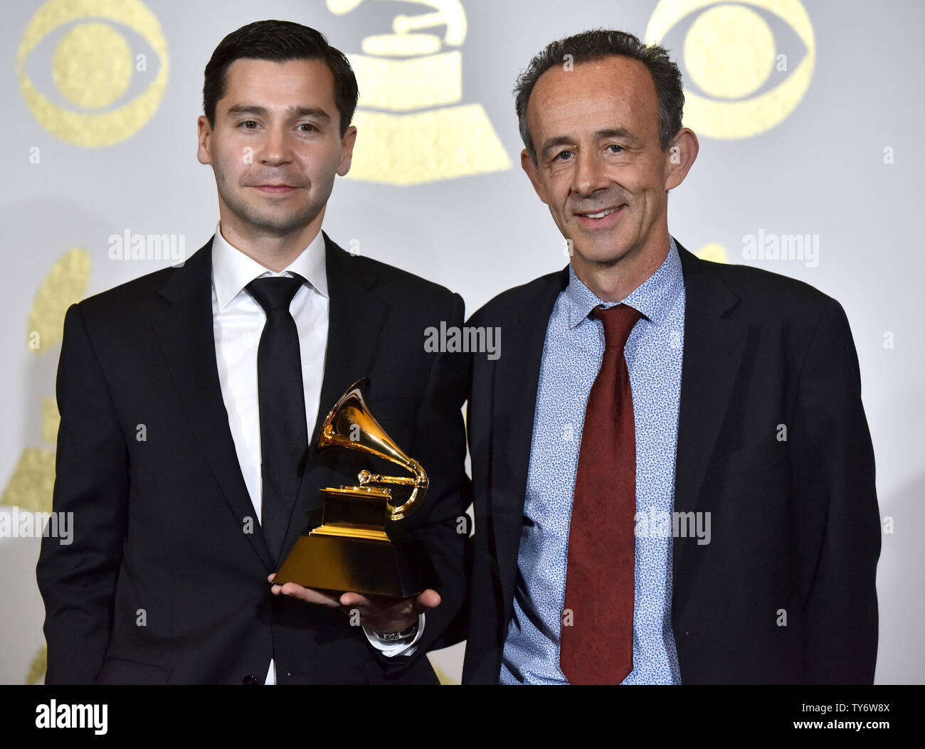 Audio Ingenieure Joe LaPorta (L) und Kevin Killen erscheinen Backstage mit ihren Award für den besten Engineered Album Non-Classical für 'Blackstar (David Bowie)", die im Rahmen der 59. jährlichen Grammy Awards im Staples Center in Los Angeles am 12. Februar 2017 statt. Foto von Christine Kauen/UPI Stockfoto