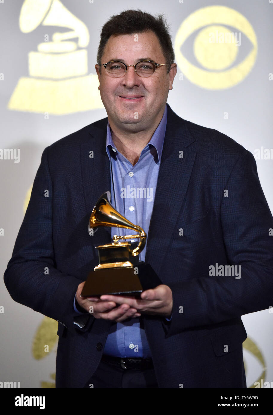 Vince Gill erscheint Backstage mit den Preis für den besten amerikanischen Wurzeln Song für "Kid Sister", die im Rahmen der 59. jährlichen Grammy Awards im Staples Center in Los Angeles am 12. Februar 2017 statt. Foto von Christine Kauen/UPI Stockfoto