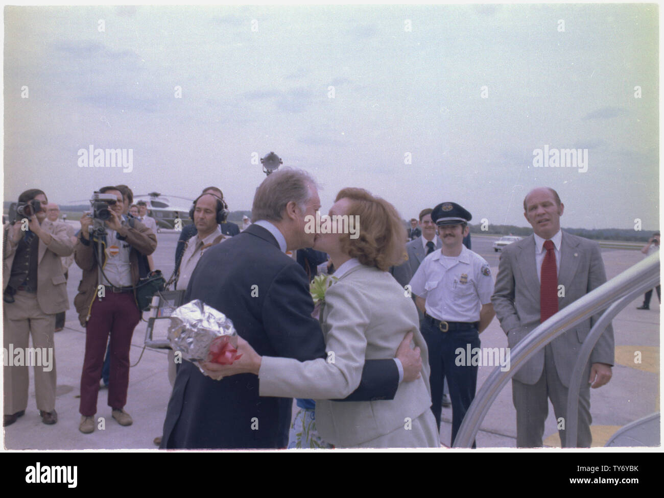 Jimmy Carter küssen Rosalyn Carter auf ihrer Rückkehr aus Costa Rica. Stockfoto