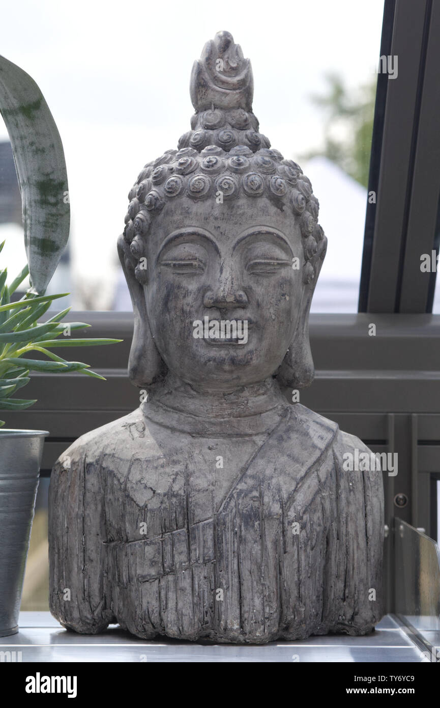 Theravada Buddha Statue in einem Gewächshaus. Stockfoto