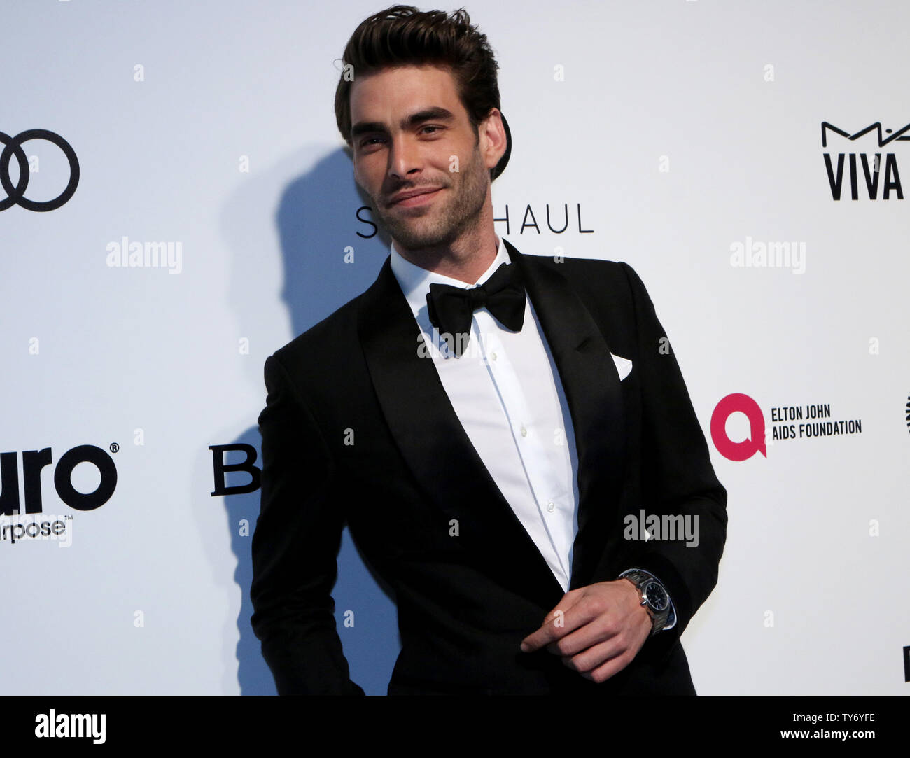 Model und Schauspieler. Jon Kortajarena kommt für die Elton John AIDS Foundation 25. jährlichen Academy Awards anzeigen Party in West Hollywood Park in Los Angeles am 26. Februar 2017. Foto von Howard Shen/UPI Stockfoto